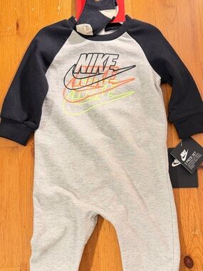 Nike Toddler Raglan One-Piece in Gray and Black Size 6 months
